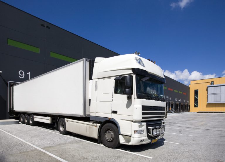 Finanzierter LKW vor Lagerhalle